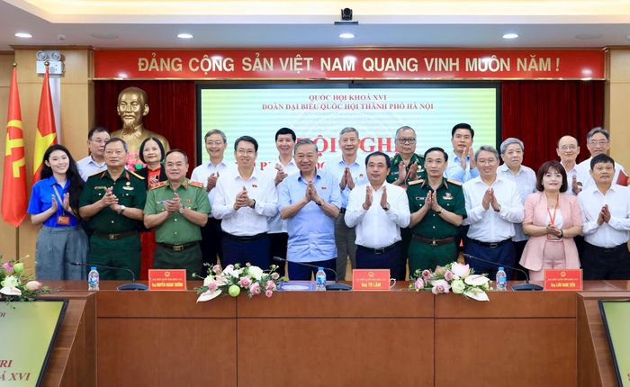Tổng Bí thư, Chủ tịch nước Tô Lâm với các đại biểu và cử tri tại hội nghị.