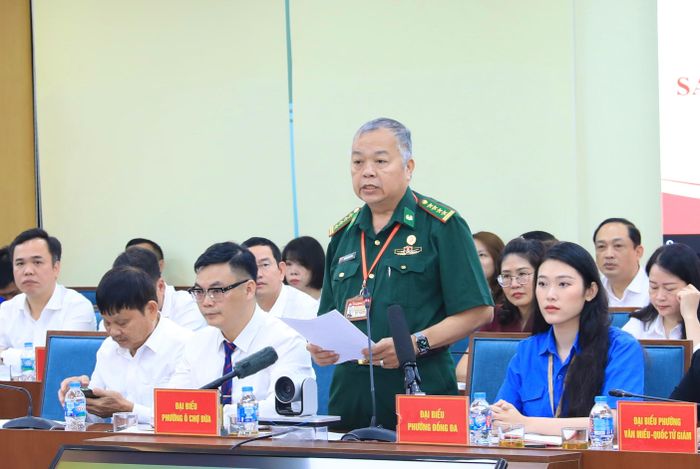 Cử tri phường Ô Chợ Dừa phát biểu ý kiến.