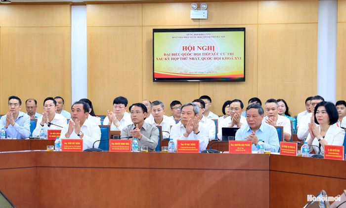 Các đồng chí lãnh đạo thành phố Hà Nội dự hội nghị.
