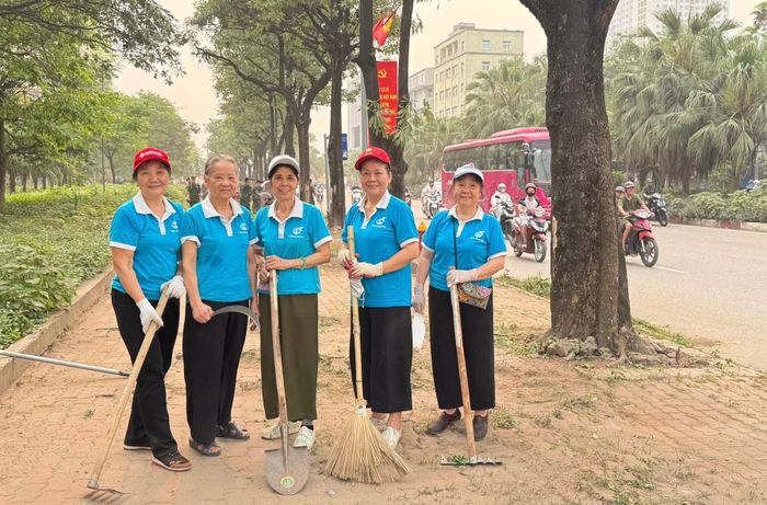 Phụ nữ là lực lượng tiên phong trong những chương trình bảo vệ môi trường tại phường Tương Mai. Ảnh: PV