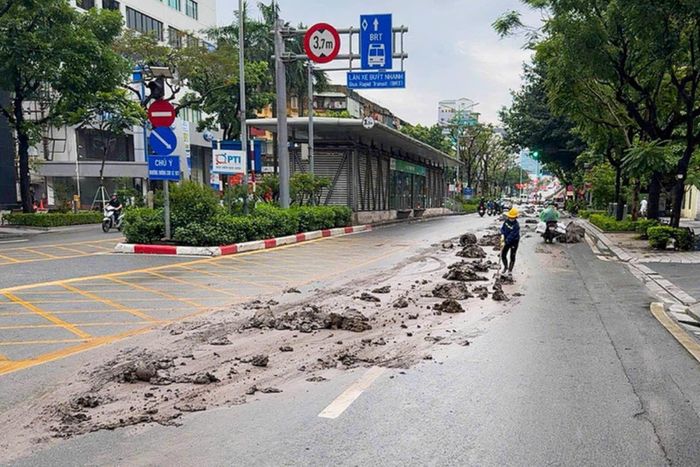 Xe tải làm rơi đất bùn ra đường sáng ngày 4-5. Ảnh: Phạm Công