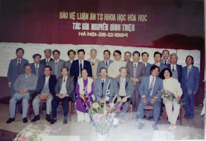 Nhà giáo Đặng Như Tại (giữa) với tập thể cán bộ giảng viên Bộ môn Hóa học hữu cơ, Trường Đại học Tổng hợp Hà Nội. Ảnh tư liệu