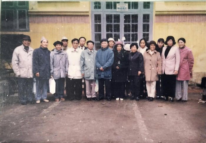 Nhà giáo Đặng Như Tại (thứ 3 bên trái) với tập thể cán bộ giảng viên Bộ môn Hóa học hữu cơ, Trường Đại học Tổng hợp Hà Nội. Ảnh tư liệu