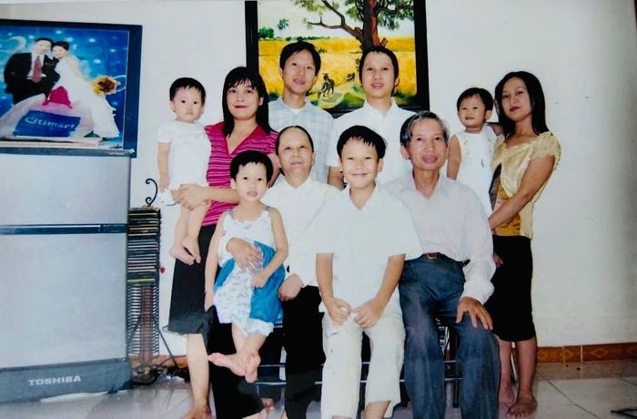 Nhà giáo Đặng Như Tại bên gia đình. Ảnh: GĐCC