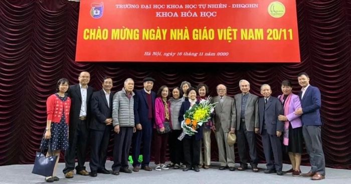 Nhà giáo Đặng Như Tại (thứ 3 bên phải) với tập thể cán bộ giảng viên Bộ môn Hóa học hữu cơ (Trường Đại học Tổng hợp Hà Nội), nay là Khoa Hóa học, Trường Đại học Khoa học Tự nhiên, Đại học Quốc gia Hà Nội. Ảnh tư liệu