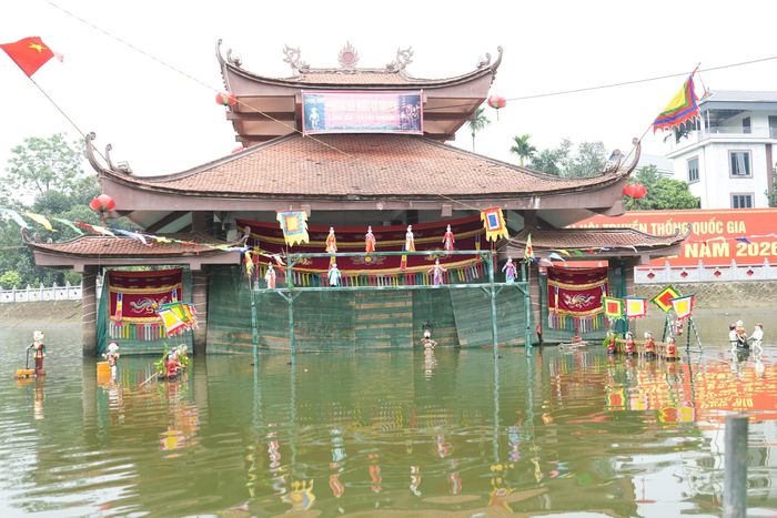 Với những người trẻ đam mê múa rối nước và giữ gìn truyền thống quê hương, múa rối nước làng Yên đã có nhiều sáng tạo trong các tích trò và cải tiến trong biểu diễn, ngày càng hay hơn để phục vụ khán giả. Ảnh: Công Phương