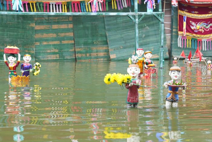 Tích trò "Hát văn hầu đồng" được biểu diễn dưới nước. Ảnh: Công Phương