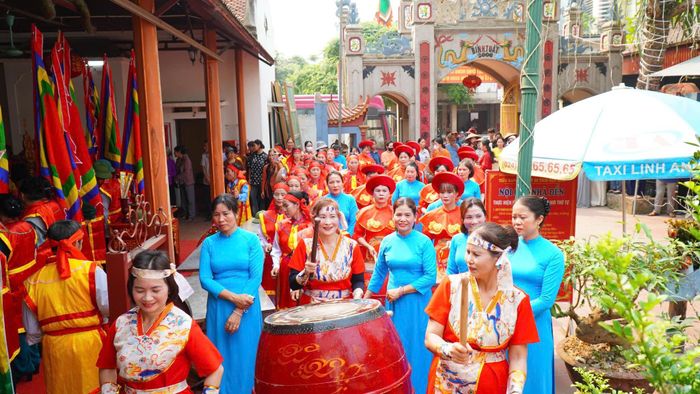 Lễ hội Đền Rõm thu hút đông đảo người dân và du khách. Ảnh: Hương Ly