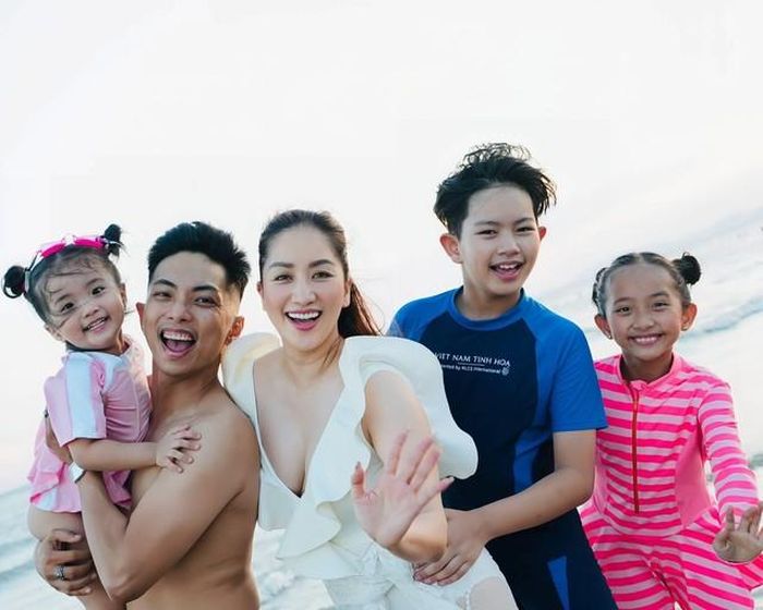 Có thể nói, tình cảm mà Phan Hiển dành cho Khánh Thi không chỉ là tình yêu đơn thuần, mà còn là sự đồng hành, sẻ chia và trưởng thành cùng nhau. Sau những sóng gió, câu chuyện của họ trở thành minh chứng rằng, khi đủ chân thành và kiên định, tình yêu có thể vượt qua mọi rào cản để đi đến một cái kết trọn vẹn.