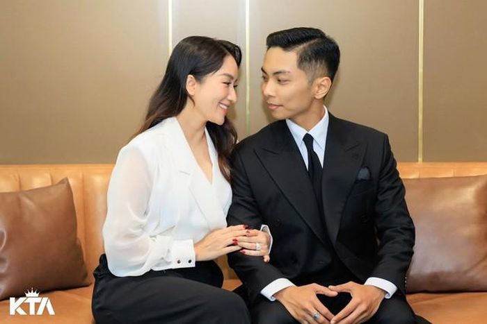 Tuy nhiên, thay vì né tránh, Phan Hiển luôn chọn cách bảo vệ người phụ nữ của mình một cách âm thầm nhưng kiên định. Anh không ngại thể hiện tình cảm công khai, từ những lời khen giản dị đến hành động quan tâm trong cuộc sống thường nhật.