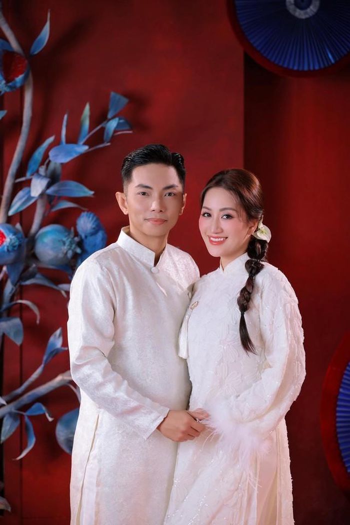 Trong công việc, Phan Hiển cũng luôn đồng hành cùng Khánh Thi. Cả hai cùng điều hành trung tâm đào tạo dancesport, hỗ trợ nhau trong việc huấn luyện và phát triển thế hệ trẻ. Sự phối hợp ăn ý không chỉ giúp họ thành công trong sự nghiệp mà còn củng cố thêm sự gắn kết trong đời sống hôn nhân. Với Phan Hiển, Khánh Thi không chỉ là người vợ mà còn là cộng sự quan trọng, người có thể cùng anh chia sẻ mọi áp lực và thành công.
