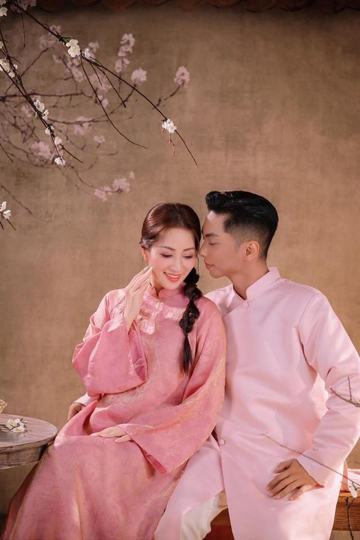 Không chỉ dừng lại ở lời nói, Phan Hiển còn thể hiện tình yêu bằng những hành động cụ thể. Anh thường xuyên chia sẻ những khoảnh khắc đời thường bên gia đình, từ việc chăm sóc con cái đến những chuyến du lịch cùng vợ. Đặc biệt, nam kiện tướng không ngần ngại “nịnh vợ” bằng những lời khen có cánh trên mạng xã hội, như việc ca ngợi nhan sắc hay sự hy sinh của Khánh Thi. Những hành động tưởng chừng nhỏ nhặt ấy lại góp phần tạo nên hình ảnh một người chồng tâm lý, biết quan tâm và trân trọng bạn đời.