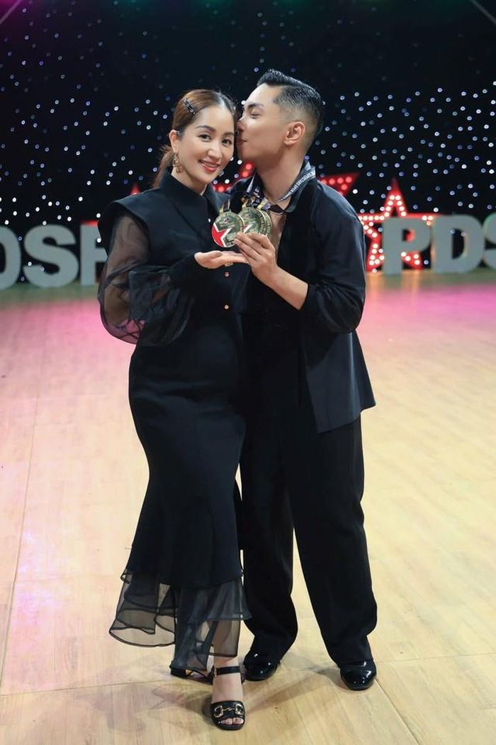 Từ nhiều năm trước, trong làng dancesport Việt Nam, chuyện tình giữa Phan Hiển và Khánh Thi luôn nhận được nhiều sự quan tâm của công chúng. Không chỉ bởi sự chênh lệch tuổi tác từng gây tranh cãi, mà còn bởi cách cả hai cùng nhau vượt qua định kiến để xây dựng một mái ấm hạnh phúc. Sau nhiều năm gắn bó, tình cảm mà Phan Hiển dành cho Khánh Thi ngày càng trở nên rõ nét, bền chặt và đầy sự trân trọng.