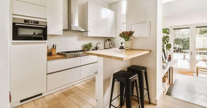 Cửa sổ và cửa ra vào không đối diện trực tiếp với bếp hoặc bồn rửa sẽ giúp tạo ra dòng chảy năng lượng ổn định trong căn bếp.
