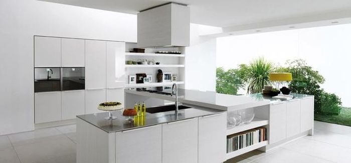 Trong những căn bếp có không gian rộng, bạn có thể tạo ra sự phân tách bằng cách bố trí một mảng tường ngắn hoặc một chiếc bàn đảo bếp ở giữa bếp và bồn rửa.
