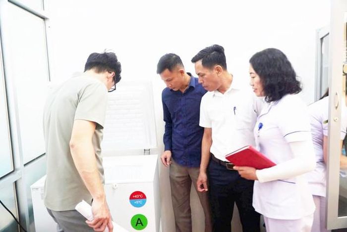 Cán bộ Trung tâm Kiểm soát bệnh tật Hà Tĩnh kiểm tra công tác bảo quản vaccine tại Trạm Y tế xã Sơn Kim 1.
