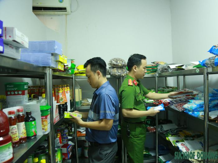 Đoàn liên ngành kiểm tra điều kiện an toàn thực phẩm tại một cơ sở kinh doanh ở Nghệ An.