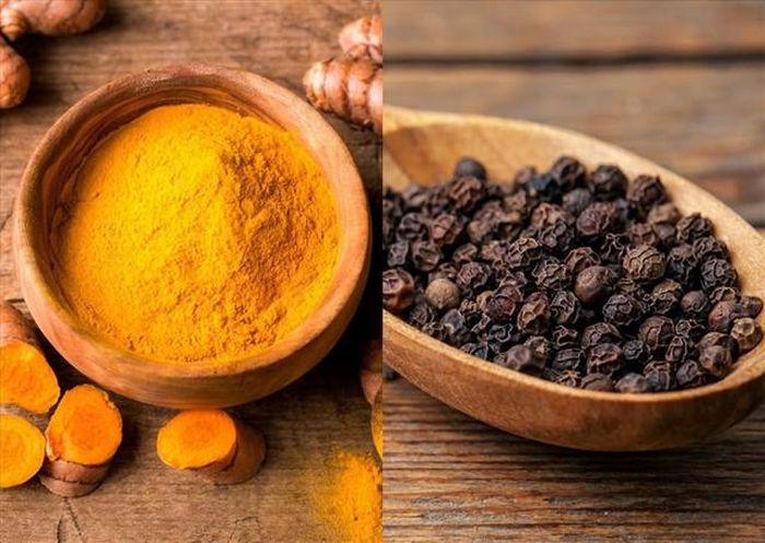 Kết hợp hạt tiêu đen với nghệ làm tăng khả năng hấp thụ curcumin.