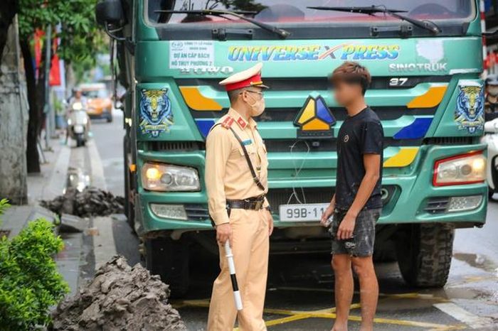 Lực lượng chức năng làm việc với lái xe Đ.V.T (sinh năm 2001, trú tại Bắc Ninh), xác định nguyên nhân sự cố khiến bùn đất rơi vãi trên đường Láng Hạ.