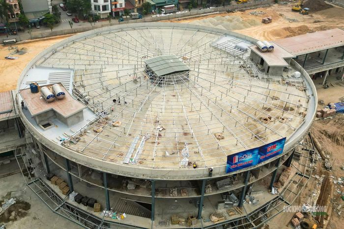 Tòa nhà trung tâm hình tròn của Bến xe khách Yên Sở đã cơ bản thành hình.
