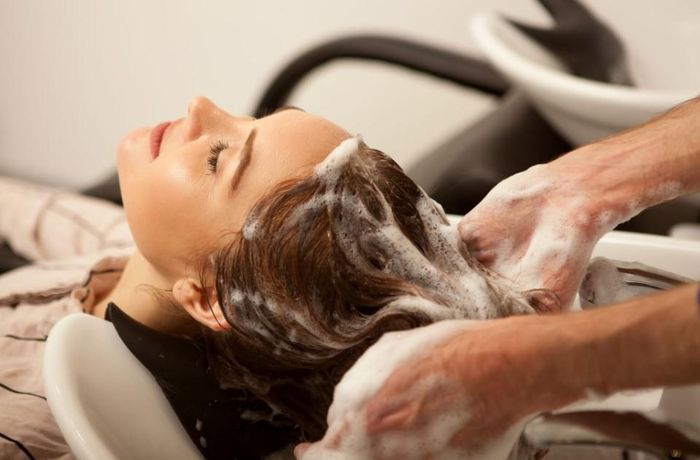 Để tóc không bị bết, cần gội đầu sạch ngay sau khi dùng mỡ lợn để hỗ trợ chải đầu dưỡng sinh