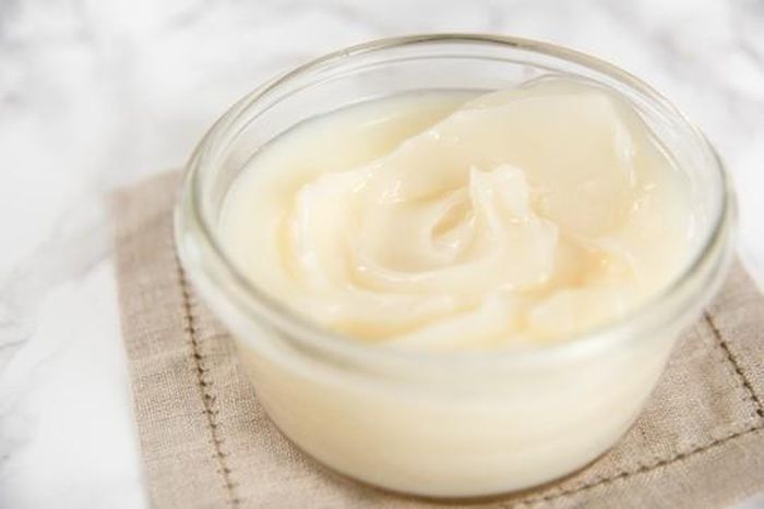 Mỡ lợn đóng vai trò như một lớp màng bảo vệ, giúp khóa ẩm, ngăn chặn sự mất protein của sợi tóc.