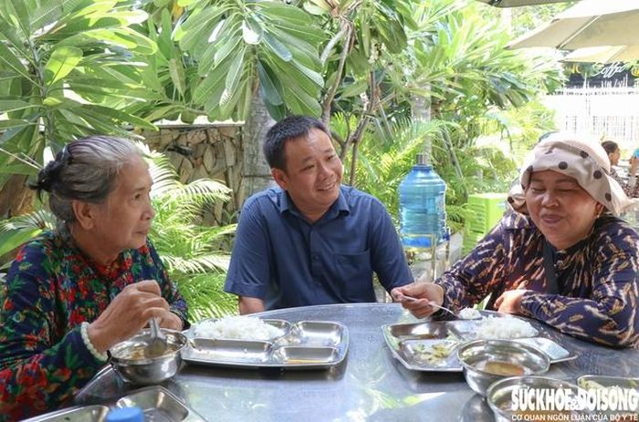 Ông Lê Nguyễn Lê Vi (giữa) đã duy trì hoạt động của quán cơm "Nụ Cười" suốt 13 năm qua như một cách đóng góp thiết thực cho cộng đồng. Ảnh: Duy Ngọc.