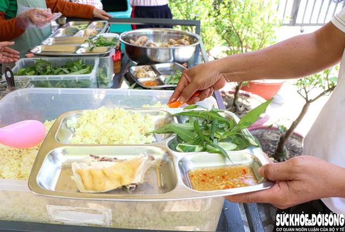 Mỗi suất cơm chỉ bán với giá 2.000 đồng nhưng vẫn đảm bảo đầy đủ dinh dưỡng. Ảnh: Duy Ngọc.