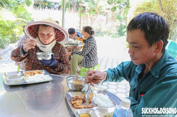 Thực đơn của quán được thay đổi mỗi ngày với các món như: thịt, cá, đậu hũ, canh rau, canh củ... Ảnh: Duy Ngọc.