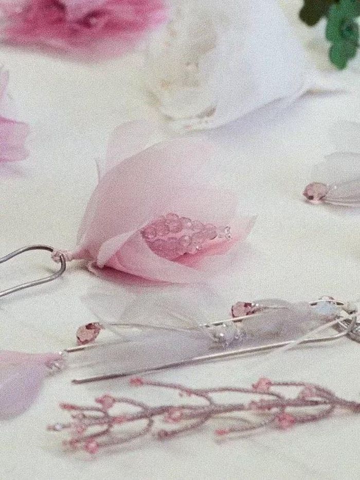 Cận cảnh chi tiết trên chiếc váy của Jisoo được Dior công bố.