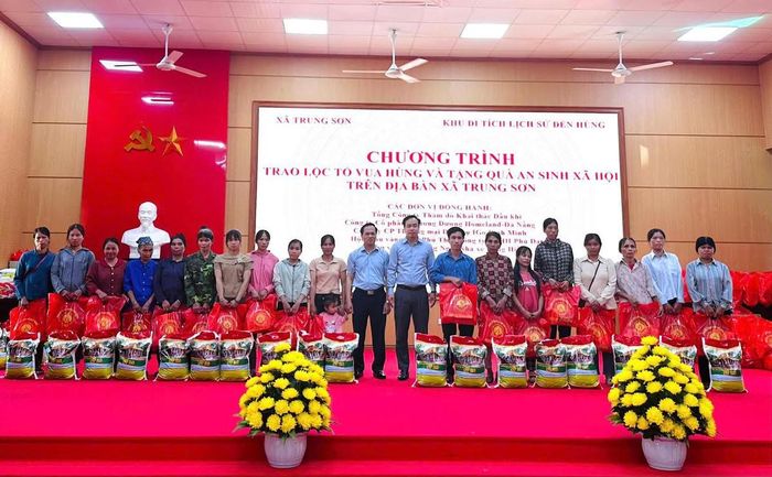 Trao vật phẩm (gạo, bánh kẹo) là "lộc Vua Hùng" cho các gia đình.