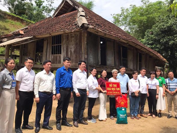 Trao tiền xóa nhà tạm và quà tặng an sinh xã hội cho đồng bào khó khăn.