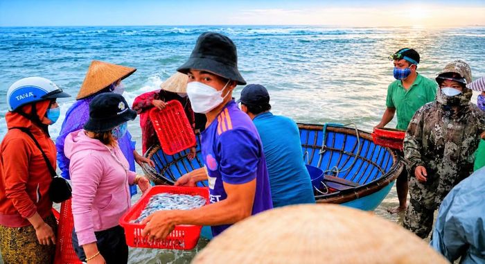 Ngư dân bán hải sản cho thương lái. Ảnh: CĐ.