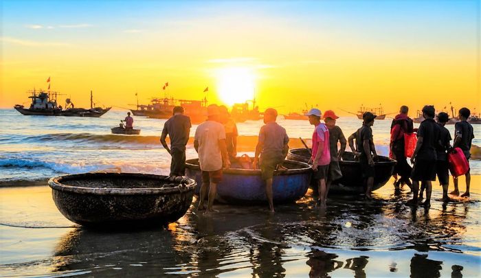Cảnh mặt trời mọc lúc rạng sáng ở tại chợ hải sản Tam Tiến. Ảnh: TT.