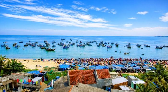 Một góc nhìn từ trên cao ở chợ hải sản Tam Tiến. Ảnh: TT.