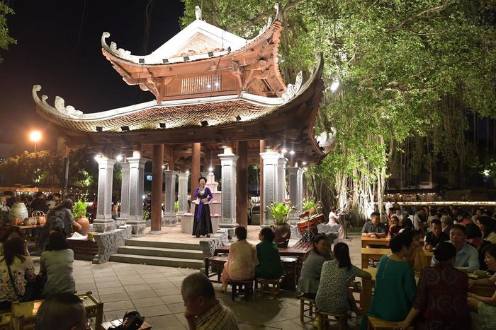 Sự kiện thu hút đông đảo công chúng và du khách quốc tế, cho thấy sức hút của các sản phẩm văn hóa sáng tạo khi được tổ chức bài bản, gắn với giá trị truyền thống. “Đêm hội hoa đăng Hồ Văn – Văn Miếu” không chỉ là một sự kiện trải nghiệm mà còn là nỗ lực kết nối di sản với đời sống đương đại, góp phần làm phong phú thêm sản phẩm du lịch văn hóa của Hà Nội.