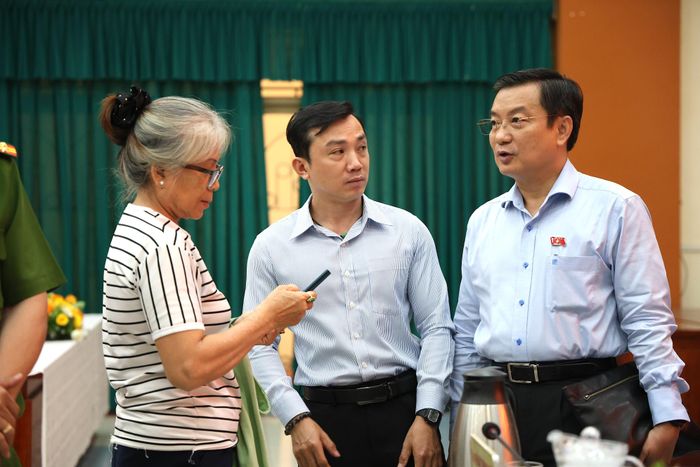  Đại biểu Phạm Trọng Nhân, Phó Chủ tịch Liên đoàn Lao động TP.HCM, trao đổi với cử tri. Ảnh: LÊ THOA 