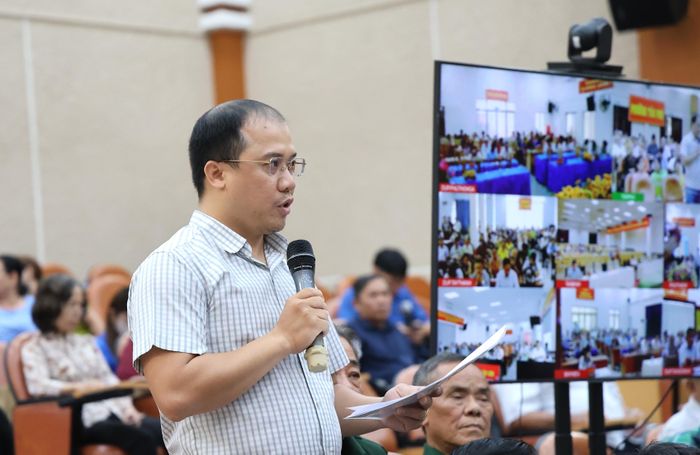  Cử tri Nguyễn Hoàng Sang, phường Tân Phú, nêu ý kiến. Ảnh: LÊ THOA 