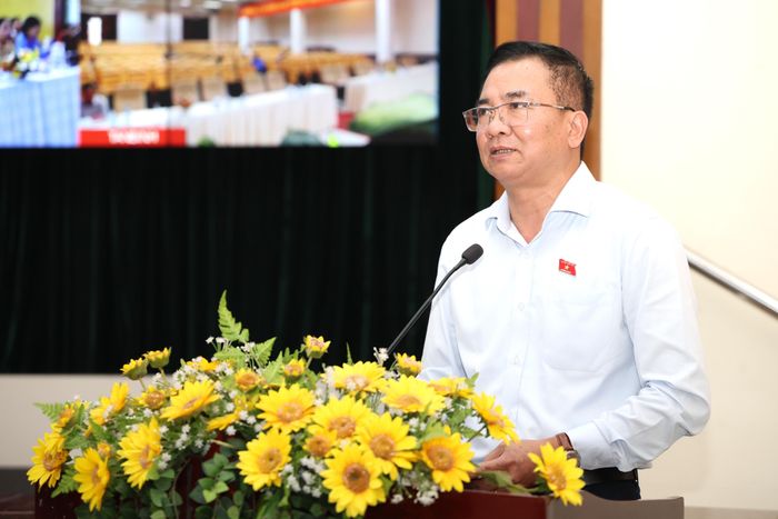  Trung tướng Nguyễn Minh Đức, Phó Chủ nhiệm Ủy ban Quốc phòng, An ninh và Đối ngoại của Quốc hội, phát biểu tiếp thu ý kiến cử tri. Ảnh: LÊ THOA 
