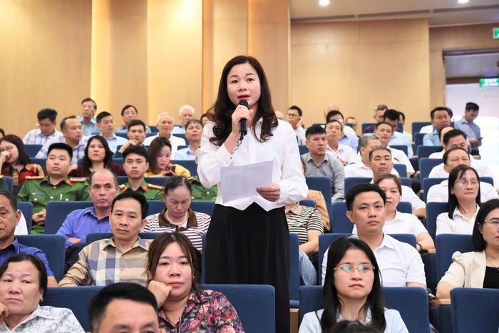 Các cử tri nêu kiến nghị tại buổi tiếp xúc. Ảnh: VGP