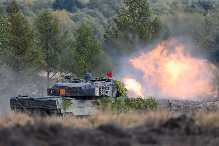  Một chiếc xe tăng Leopard 2 khai hỏa trong cuộc huấn luyện quân sự tại căn cứ quân sự của quân đội Đức Bundeswehr ở Bergen (Đức) vào năm 2022. Ảnh: Reuters. 