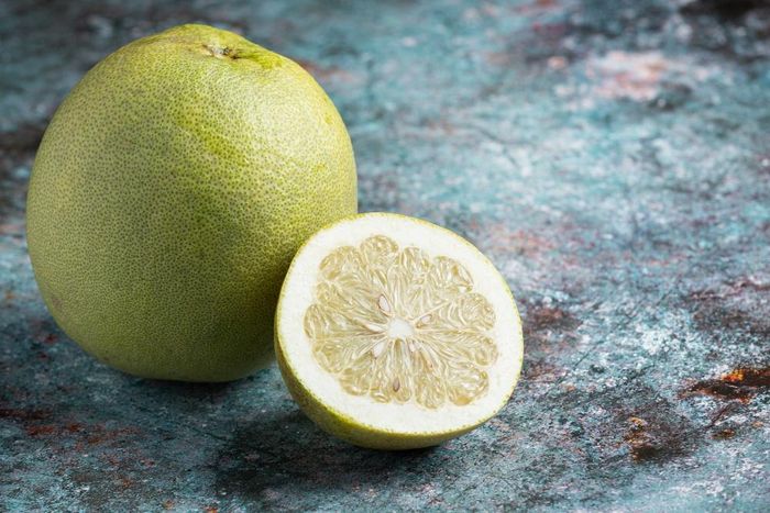 Nhờ hàm lượng vitamin C và flavonoid dồi dào, bưởi không chỉ giúp giảm viêm mà còn hỗ trợ tăng cường khả năng tự bảo vệ của tế bào gan. Ảnh: Magnific. 