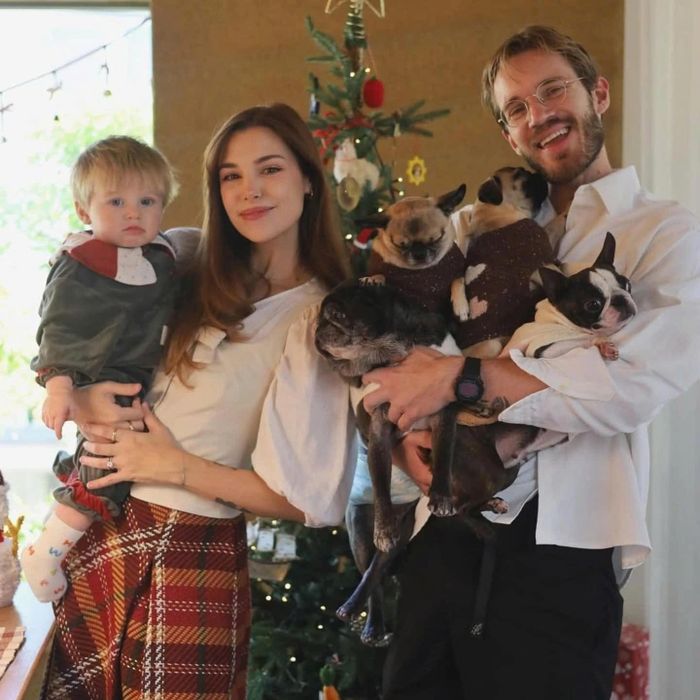  Kể từ khi có con, PewDiePie chủ yếu cập nhật hình ảnh về thiên thần nhỏ trên trang Instagram có 20 triệu follow. "Kể từ khi trở thành một người cha, mọi thứ đều được đánh giá khác đi. Mỗi giờ trôi qua đều ý nghĩa hơn", anh chia sẻ vào tháng 11 năm ngoái. 