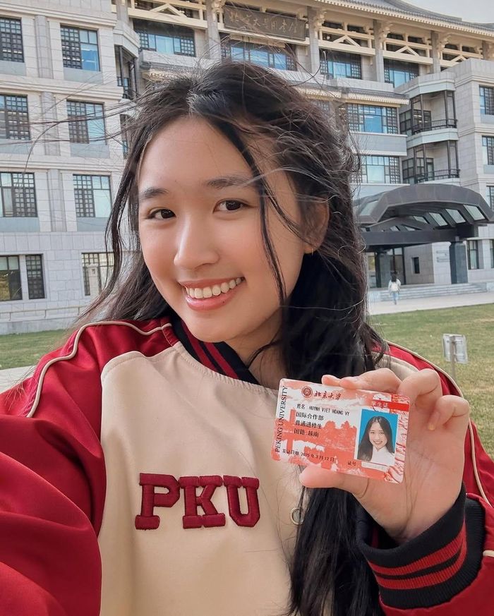  Jenny từng theo học tại Đại học Stanford và từng tham gia chương trình trao đổi tại Đại học Bắc Kinh. Việc tiếp tục học tập tại Oxford cho thấy định hướng khám phá đa dạng môi trường giáo dục quốc tế của cô. Cô cho biết Oxford từ lâu là điểm đến mơ ước của mình, không chỉ vì danh tiếng học thuật mà còn bởi kiến trúc mang màu sắc cổ điển, gợi liên tưởng đến thế giới trong loạt phim Harry Potter mà cô yêu thích. Trên các nền tảng cá nhân, Jenny cũng chia sẻ thêm về hành trình đến Oxford. Cô cho biết phải nộp hồ sơ tới 3 lần mới được chấp nhận tham gia chương trình trao đổi. 