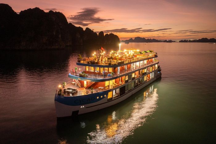 Du thuyền cao cấp phục vụ nghỉ qua đêm trên vịnh Bái Tử Long. Ảnh: Cycad Cruise.