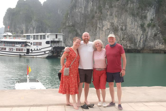 Du khách Janine (váy hoa) và du khách Thomas (áo đỏ) chụp ảnh khi tham quan hang Thiên Sơn thuộc vịnh Bái Tử Long ngày 19/4.