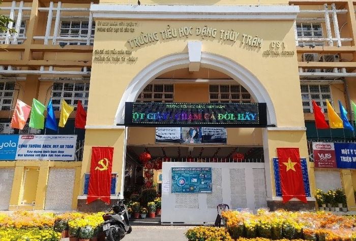Trường Tiểu học Đặng Thùy Trâm tạm dừng bán trú sau vụ nghi ngộ độc thực phẩm. Ảnh: Website nhà trường.