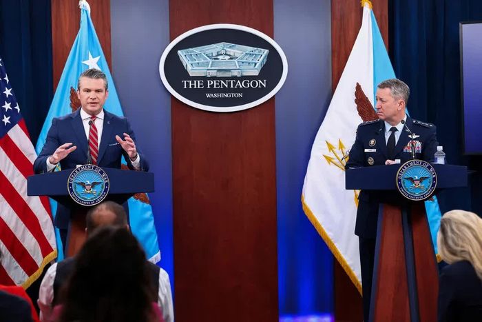  Bộ trưởng Chiến tranh Mỹ Pete Hegseth và Chủ tịch Hội đồng Tham mưu trưởng Liên quân, Tướng Dan Caine, chủ trì buổi họp báo về cuộc chiến tại Iran tại Lầu Năm Góc vào thứ Ba. Ảnh: Reuters. 