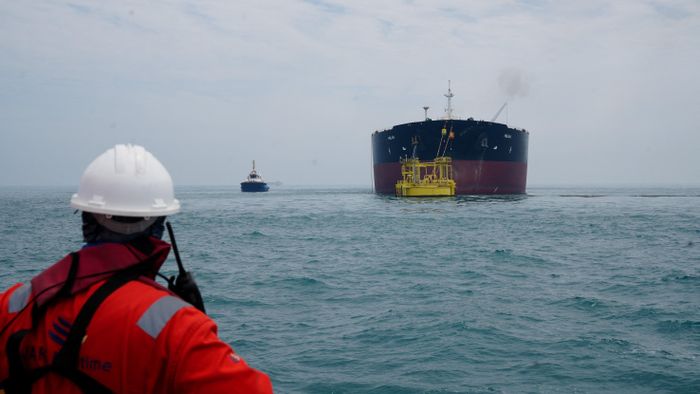 Tàu chở dầu đang neo đậu tại một trong các cảng dầu ngoài khơi phía Nam của Iraq, gần Basra. Ảnh: Reuters.