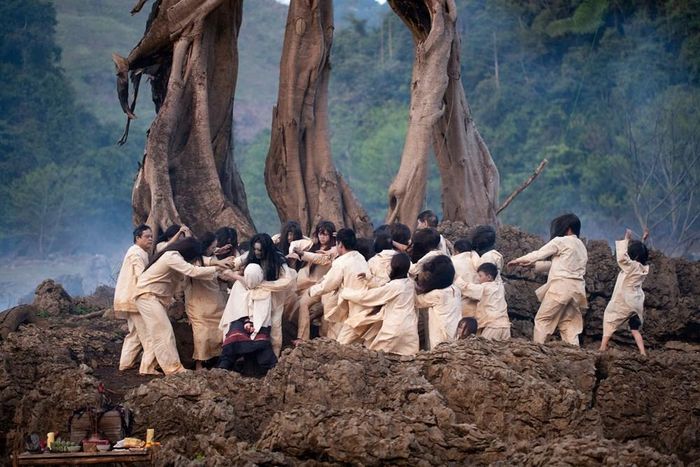 Cảnh trong phim "Phí Phông: Quỷ máu rừng thiêng"